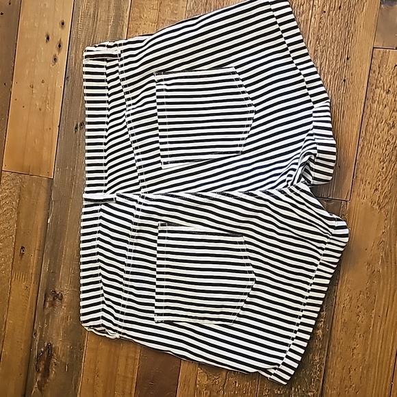 Shorts - Picture 4 of 4